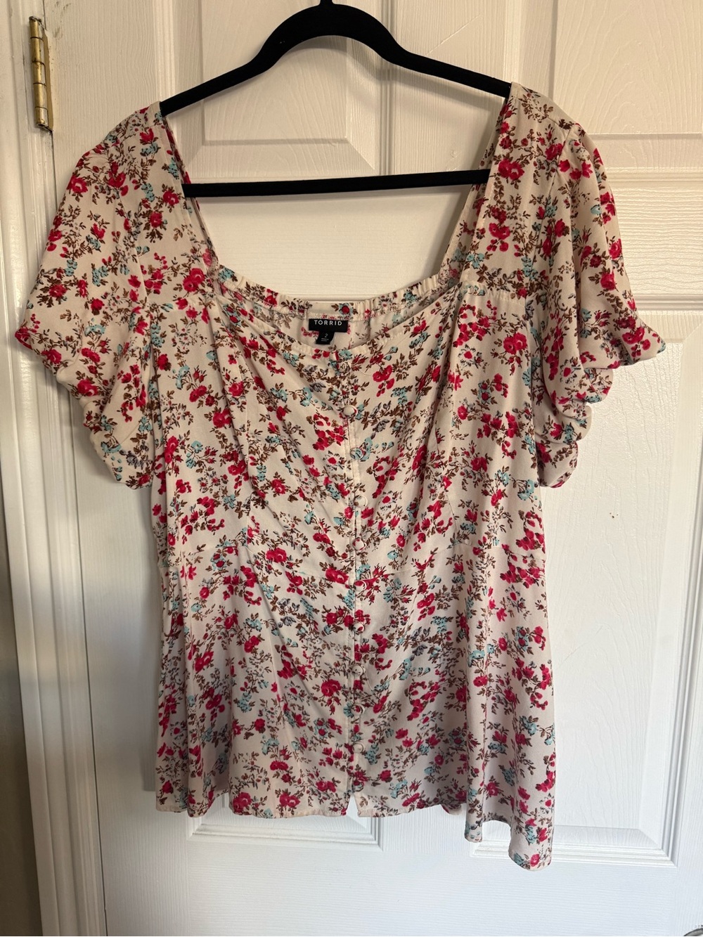 torrid size 2 18 cream floral scoop neck short sleeve top